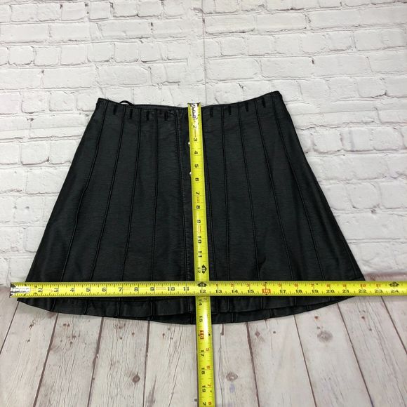 Free People Women Faux Leather Snap Button Mini Skirt Size 2 Black M122 -28 - Picture 4 of 15